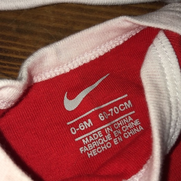 Nike Infant onesie set red and white baby set hat gloves and bodysuit 0-6M - Picture 5 of 6